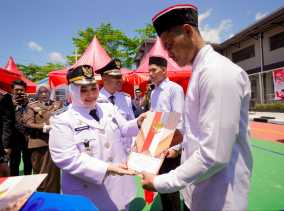 Remisi Momentum Perbaikan Diri, HUT ke-80 RI Wujudkan Semangat Persatuan dan Kemajuan Bangsa, Bupati Kasmarni Serahkan Surat Keputusan