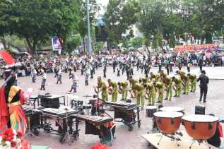 Diiringi Pagelaran Seni Budaya, Penurunan Bendera di Lapangan Tugu Jadi Magnet Warga