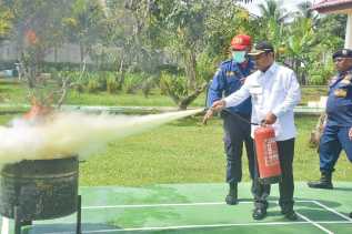Cegah Kebakaran, Dinas Damkar Simulasi APAR di Rumah Dinas Wabup