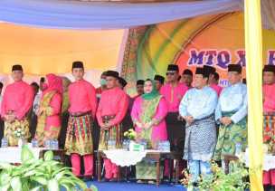 Bupati Kasmarni Hadiri Pawai Taaruf MTQ Tingkat Provinsi Riau ke-40