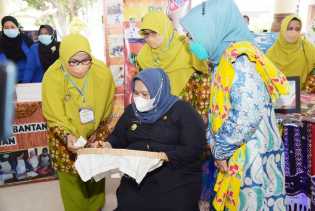Bupati Kasmarni Membatik Bersama Pemenang Stand Terbaik Desa Vokasi dan PKH-P
