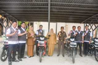 Bupati Kasmarni Serahkan Bantuan ke 19 KUBE dan 14 Motor Pendamping PKH