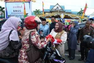 Sempena Hari Jadi Bengkalis dan Sambut HUT RI, Bupati Kasmarni Bagikan Bendera Merah Putih kepada Pengguna Jalan