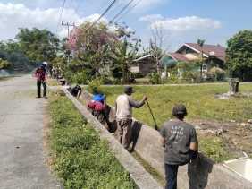 Ikut Dukung dan Sukseskan MTQ Ke - 43 Tingkat Provinsi Riau, Warga Dusun Antar Sari Desa Wonosari Lakukan Gotong Royong