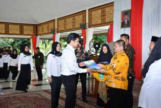 Bupati Bengkalis Amril Mukminin Serah SK CPNS