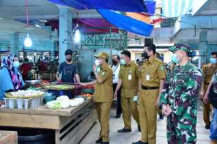 Tim Penerapan Disiplin dan Penegakan Hukum Covid-19 Pantau Kepatuhan Prokes di Pasar Terubuk