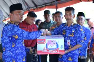 Pemkab Bengkalis Serahkan Bantuan Kepada 7 Desa Yang Terdampak Banjir Di Kecamatan Bantan