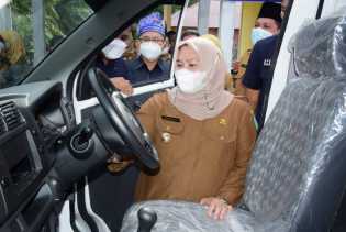 Bupati Kasmarni Serahkan Bantuan Mobil Jenazah untuk Desa Muntai Barat