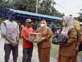 Bupati Kasmarni Serahkan Sembako pada Warga Terdampak Banjir