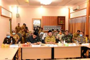 Bahas Covid-19, Bersama Forkopimda, Pagi Ini Plh. Bupati Bengkalis Telewicara dengan Gubri Syamsuar