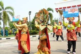 Disaksikan Ketua TP PKK, Peserta Lomba Parade Defile Tampil Semangat