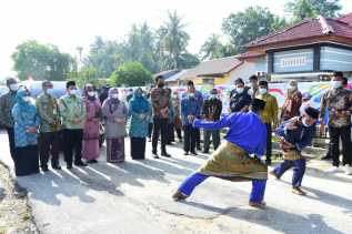 Disambut Pencak Silat, Bupati Kasmarni Buka Pencanangan PKK Bebas Stunting