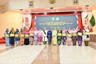 Bupati Kasmarni Terima Penghargaan 