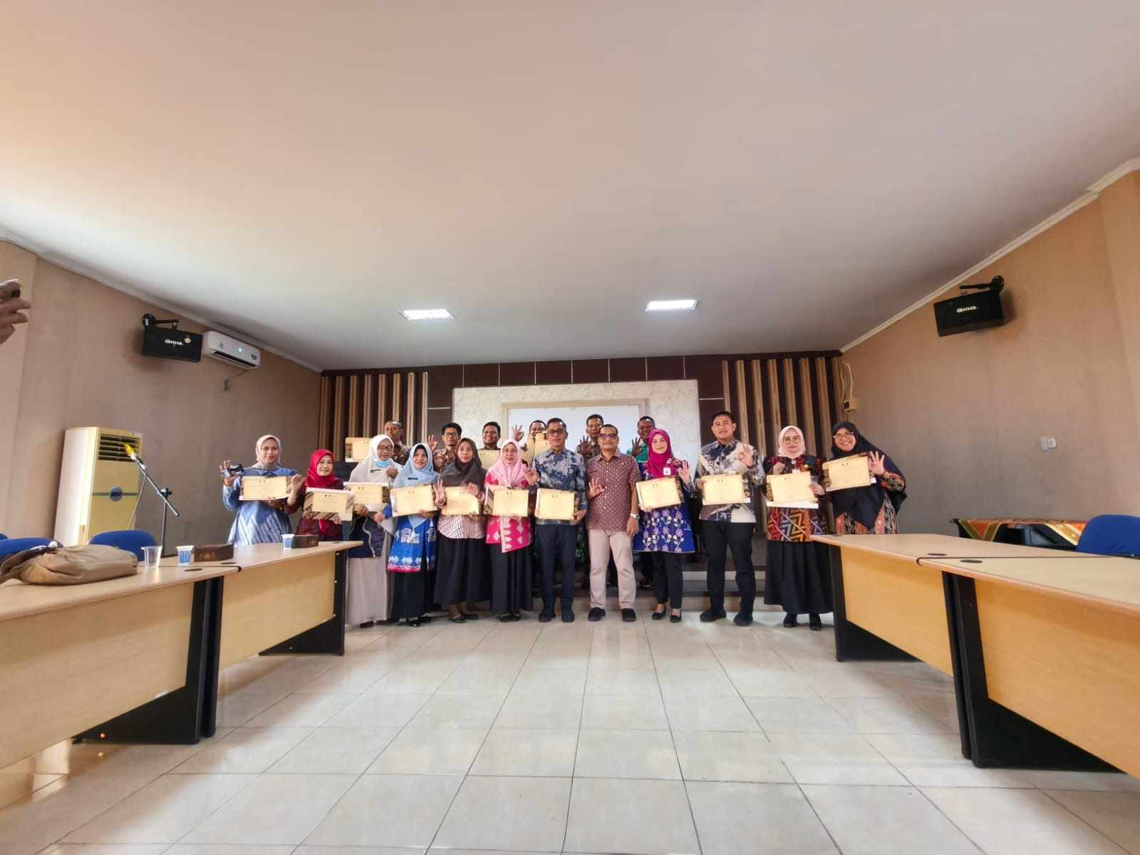 Bupati Bengkalis Berikan Penghargaan kepada Perangkat Daerah atas Partisipasi dalam Pengukuran Indeks Inovasi Daerah 2025