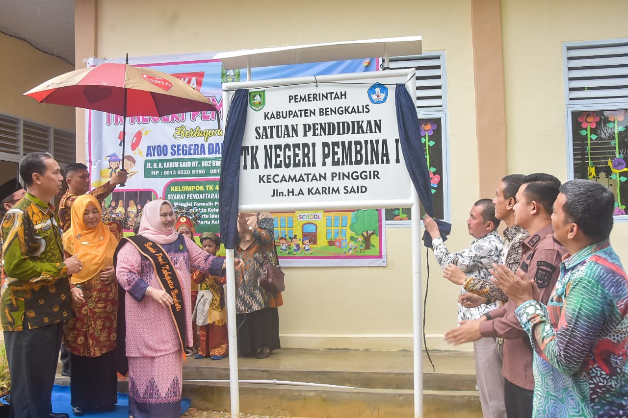 Terus Tingkatkan Kualitas Pendidikan, Bupati Kasmarni Resmikan TK Negeri Pembina 1 Pinggir