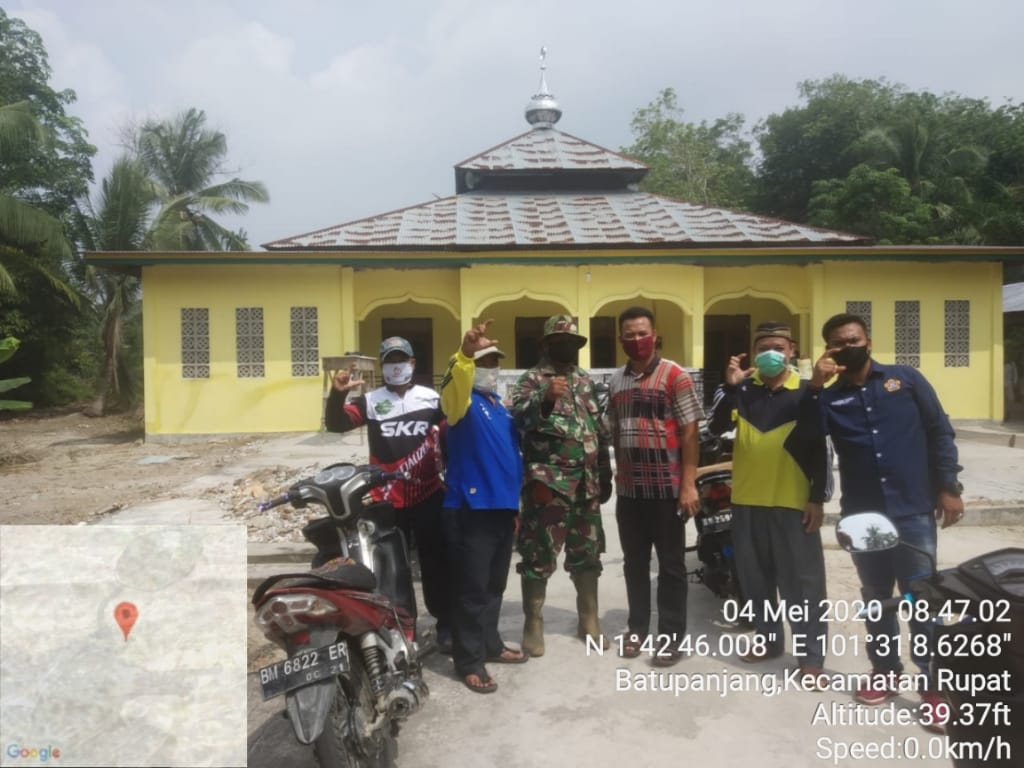 Anggota Koramil Rupat Semprot Disinfektan Fasum dan Rumah Ibadah