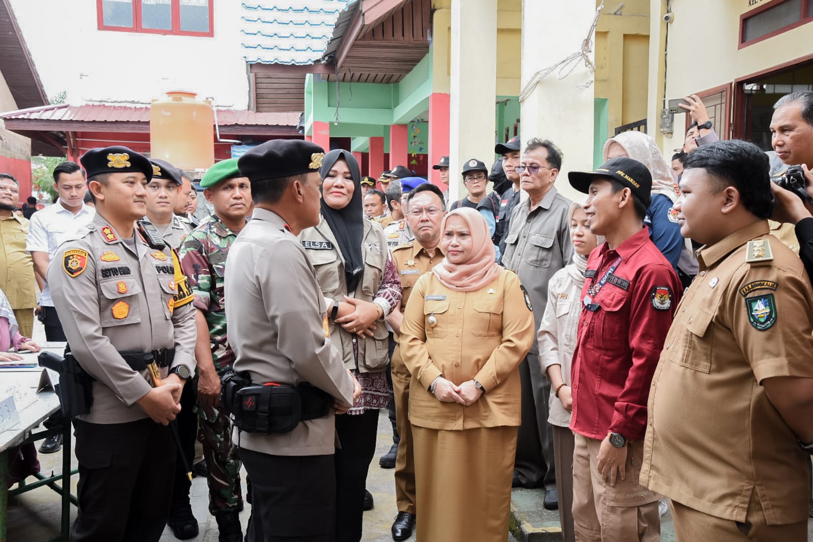 Pastikan Kesiapan Pemilu Aman, Bupati Kasmarni Tinjau TPS di Kecamatan Mandau