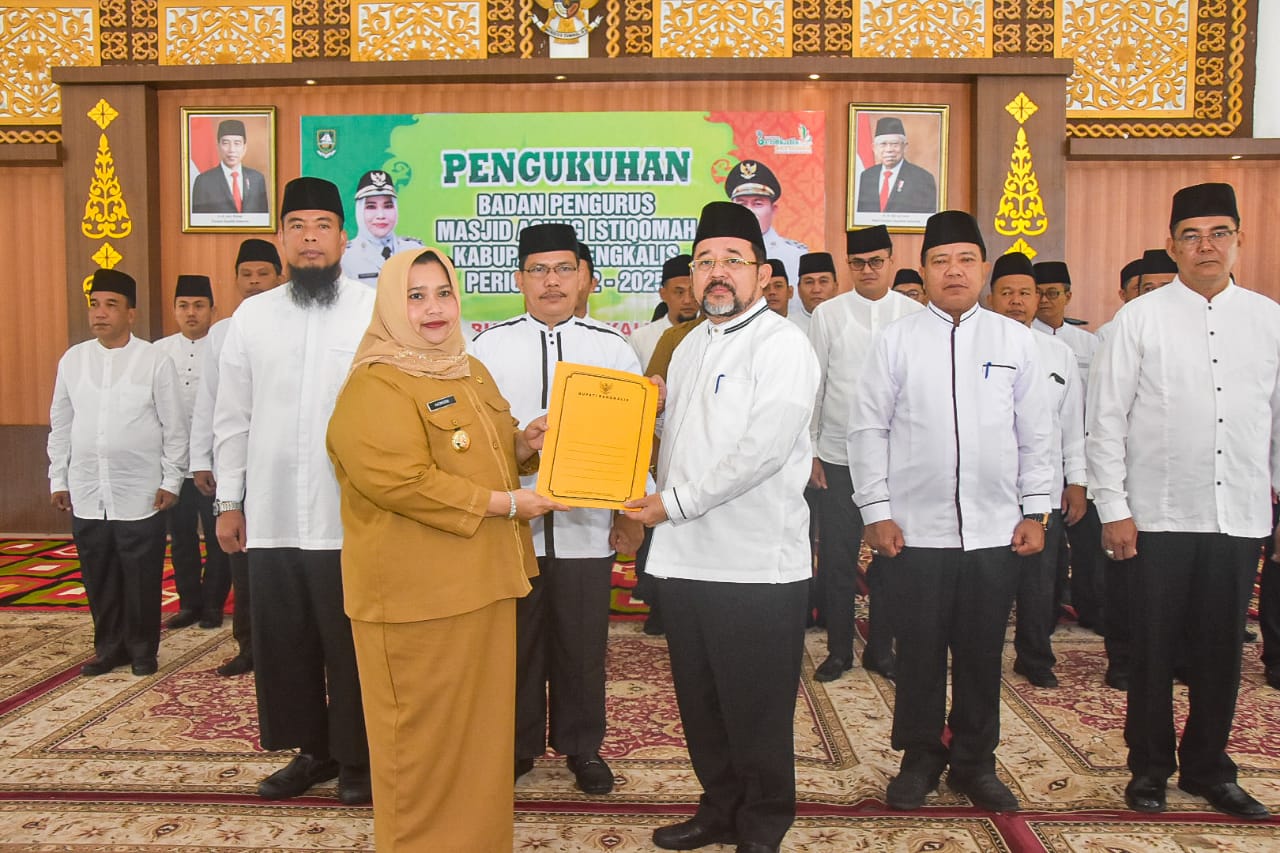 Bupati Kasmarni Kukuhkan Pengurus Masjid Agung Istiqomah Periode 2022-2025
