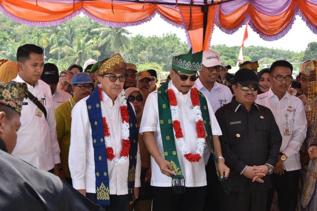 Kunjungi Rupat Utara, Menpar Arief Yahya Dipasangi Tanjak oleh Ketua LAMR