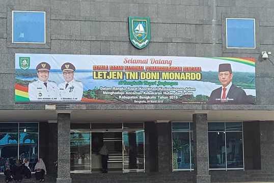 Sambut Mantan Danjen Kopassus, Papan Ucapan Padati Depan Pagar Kantor