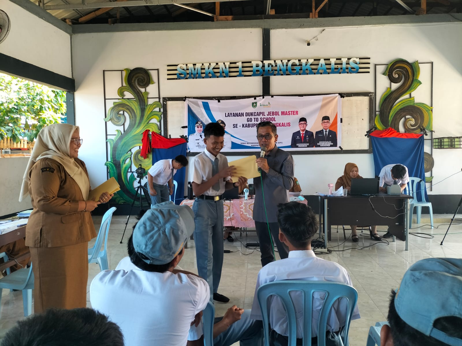 Disdukcapil Bengkalis Jemput Bola Perekaman KTP-el di SMAN 2 dan SMKN 1 Bengkalis