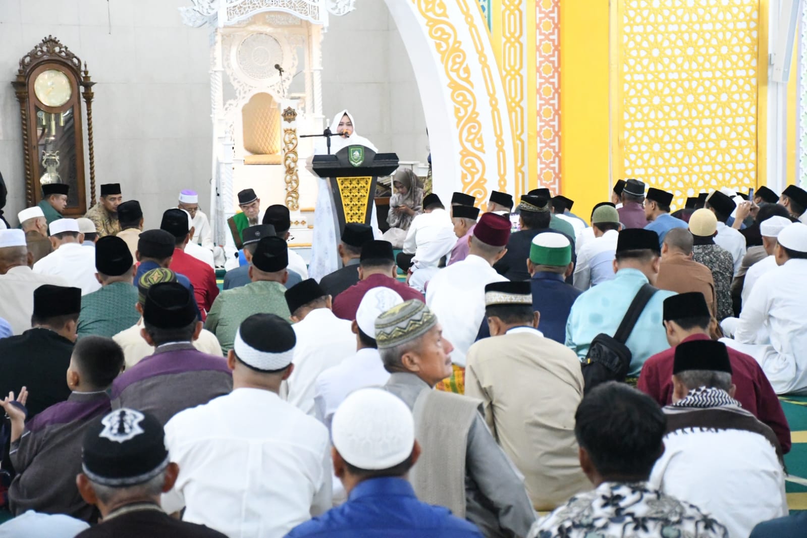Bupati Kasmarni Shalat Ied Bersama Warga di Masjid Besar Arafah Duri
