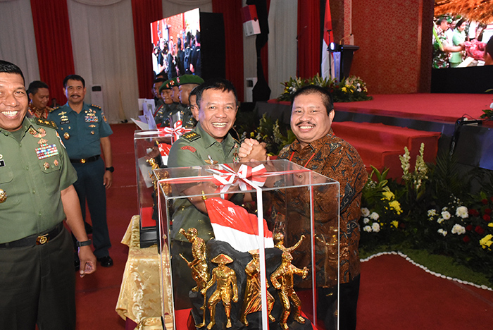 Dukung Suksesnya TMMD Ke-102, Bupati Amril Terima Penghargaan dari Panglima TNI