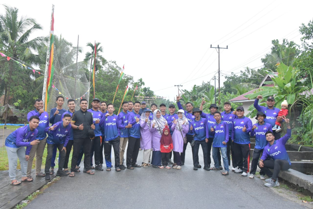 Semarak Kemerdekaan, Hujan Tak Padam Semangat Warga Dusun III Pedekik Ikuti Jalan Sehat