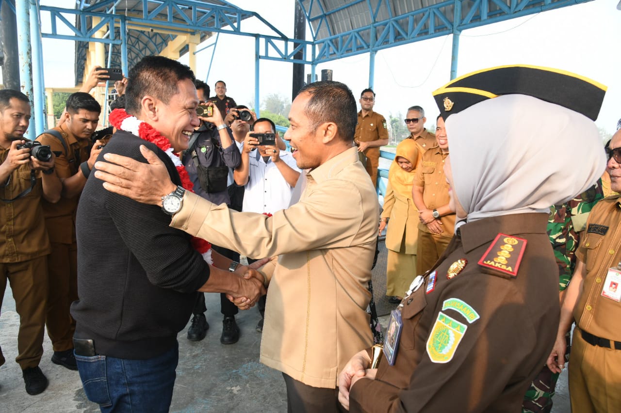 Bupati Bengkalis Sambut Hangat Kedatangan Kajati Riau di Pelabuhan BSL