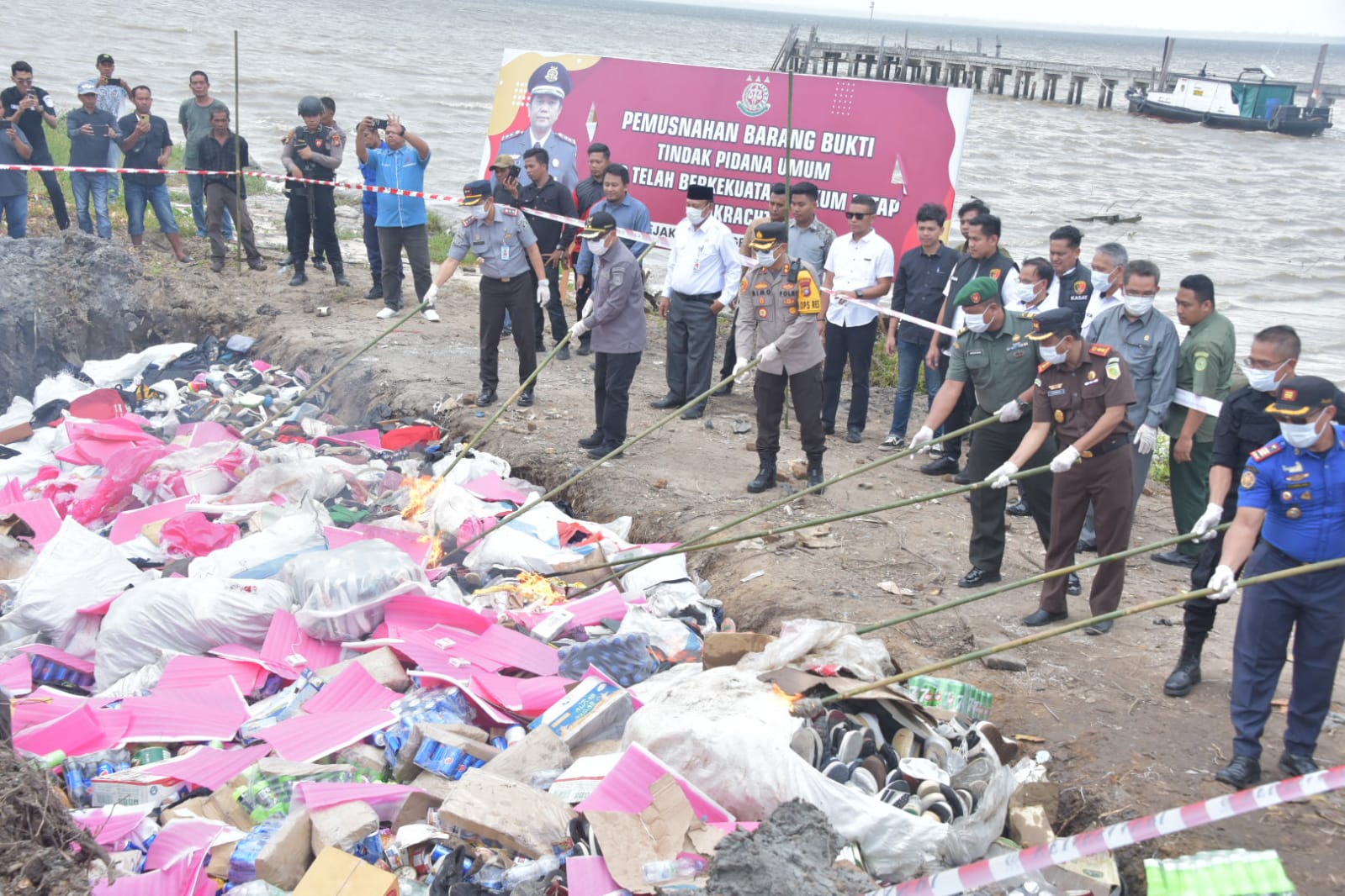 Bupati Kasmarni Apresiasi Kinerja Kejari Bengkalis Atas Pemusnahan 113 Barang Bukti