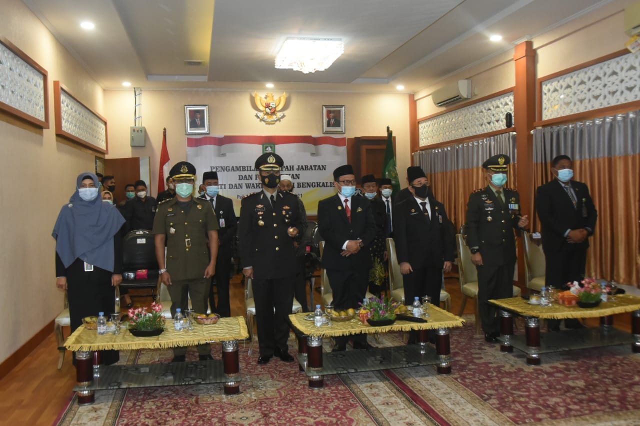 Bersama Ketua DPRD, Sekda Saksikan Pelantikan Bupati dan Wakil Bupati Bengkalis Secara Virtual