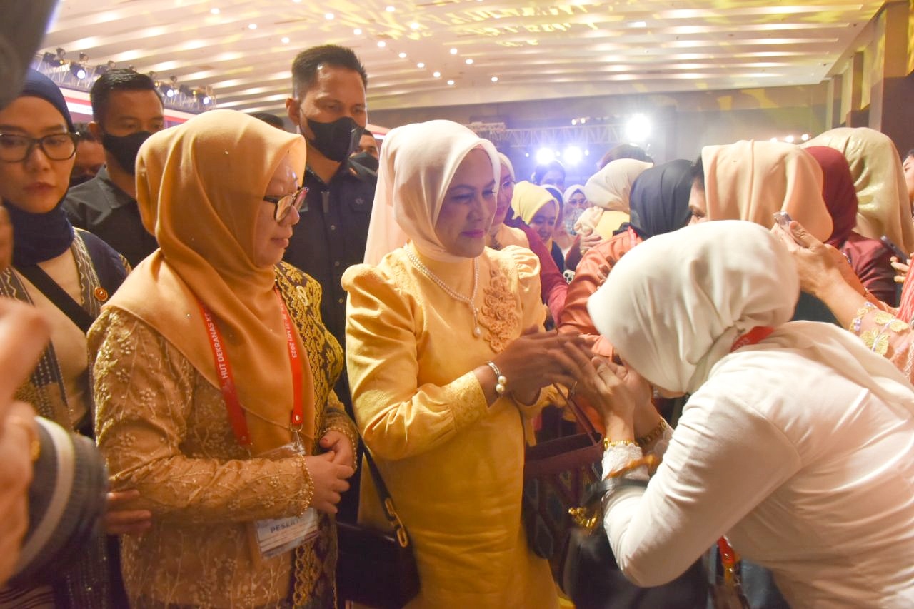 Siti Aisyah Hadiri Puncak Syukuran HUT Ke-43 Dekranas di Medan