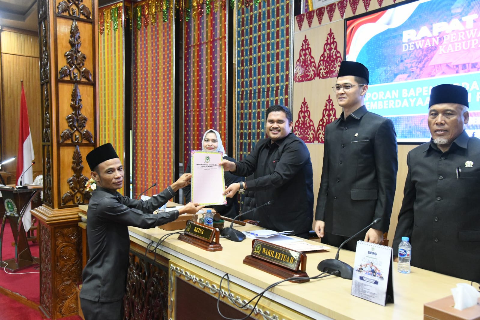 DPRD Tetapkan Ranperda menjadi Perda, Bupati Kasmarni Harapkan Usaha Mikro jadi Investasi Strategis Ekonomi Daerah