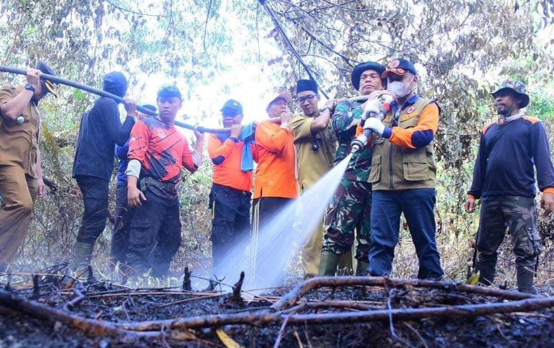 Wabup Bagus Santoso Bersama Forkopimda dan Masyarakat Berjibaku Padamkan Kebakaran Hutan dan Lahan di Bengkalis 