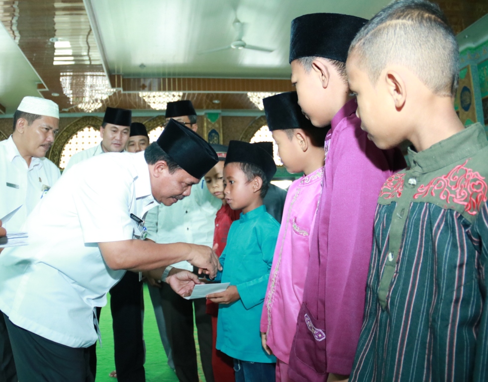 Pengurus Masjid Agung Istiqomah Salurkan Santunan Kepada 217 Anak Yatim