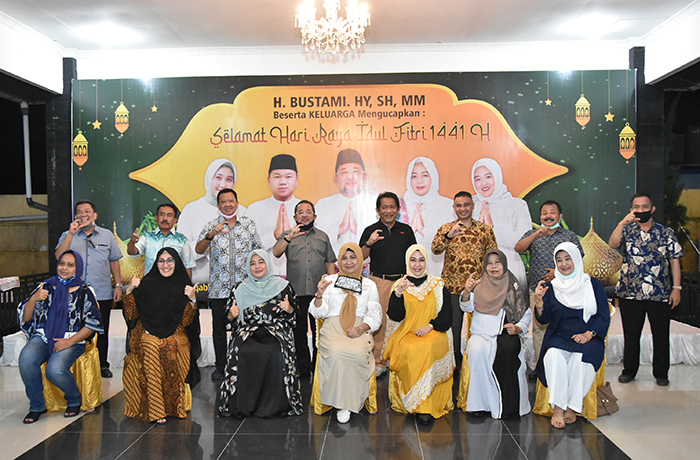 Sekda Riau H. Yan Prana Jaya Silaturahmi Idul Fitri ke Kediaman Plh. Bupati Bengkalis