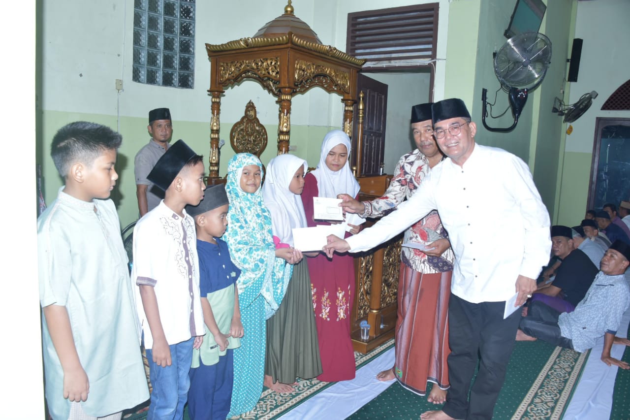 Alhamdulillah, Ketua Masjid Assa 'Adah Bengkalis Didampingi Ketua Baznas Serahkan Santunan Untuk Anak Yatim