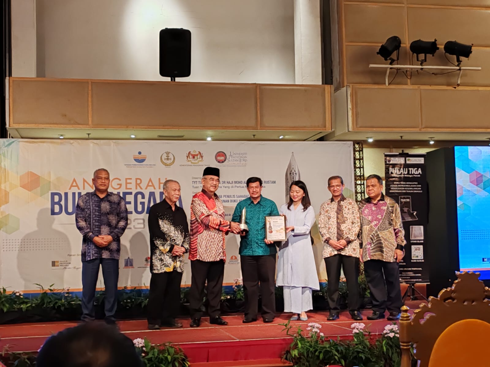 Muhammad Isa Selamat Kembali Meraih Anugerah Tokoh Buku  Serantau-Asean