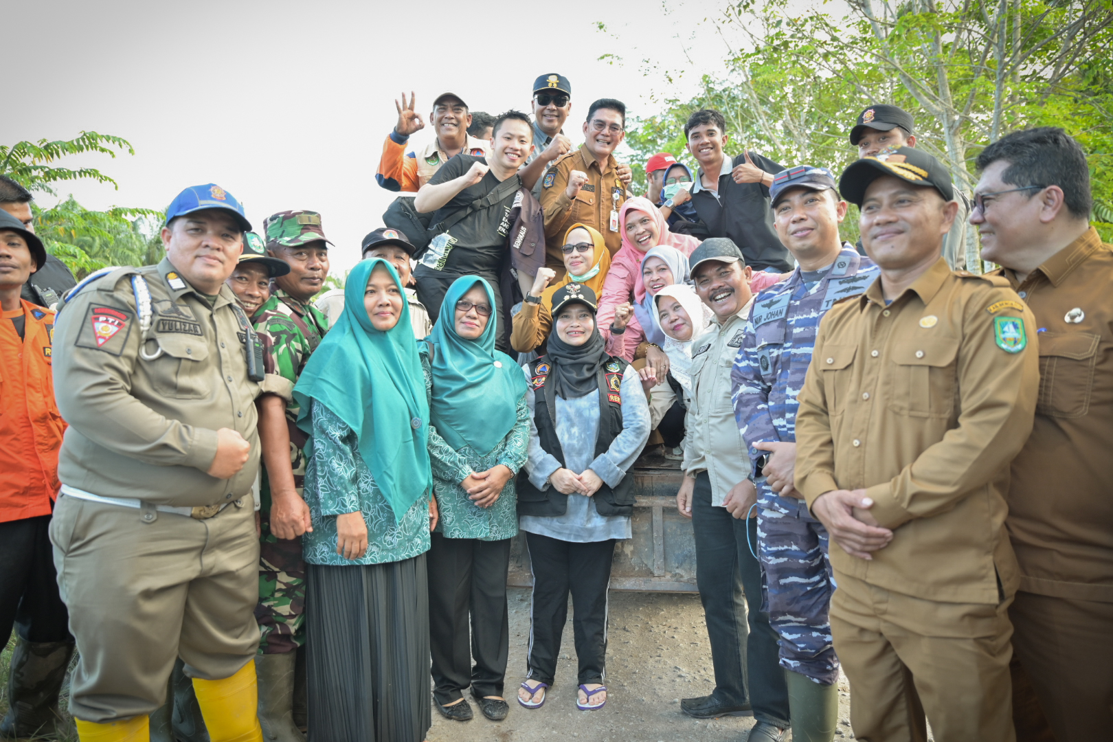 Tanggap Banjir Di Desa Muara Dua Siak Kecil, Bupati Kasmarni Salurkan Bantuan