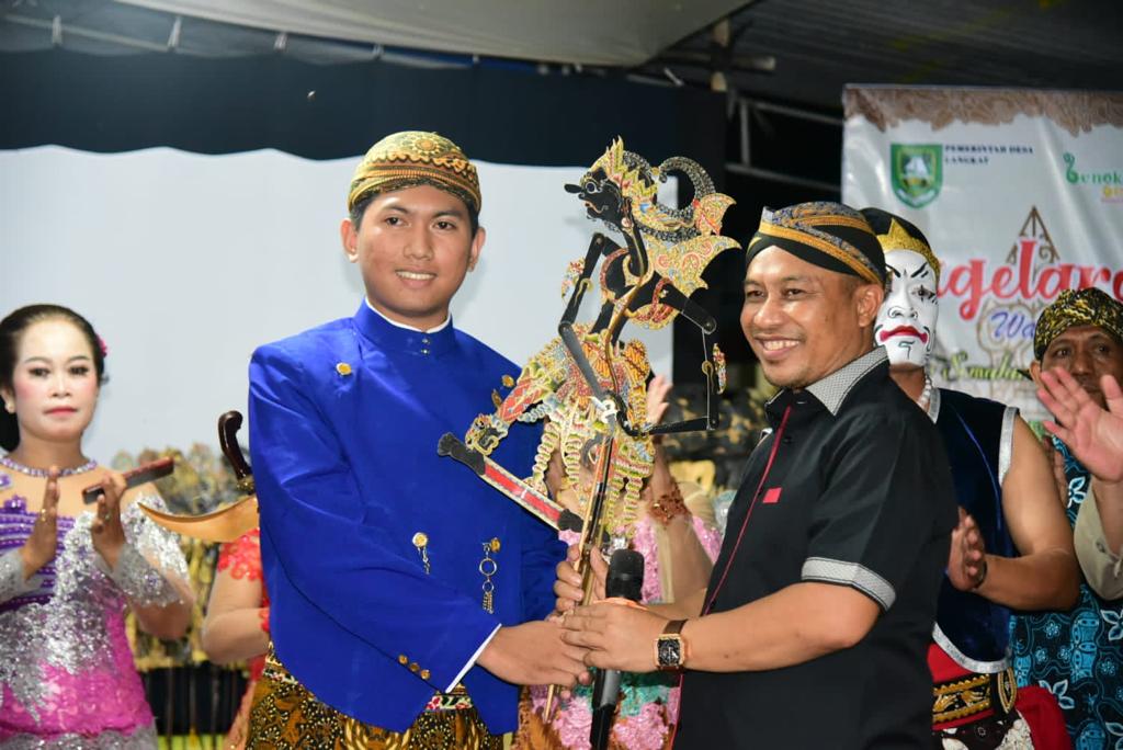 Wabup Bagus Santoso Nonton bareng Wayang Kulit dan Resmikan Lapangan Bola Volly Bermasa