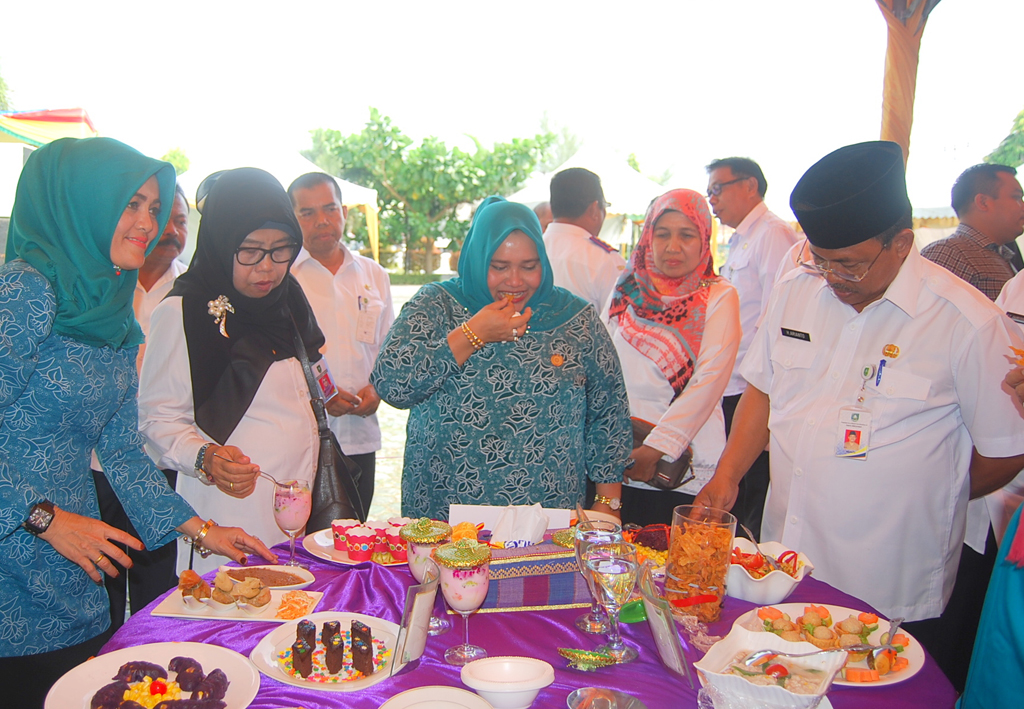 Ketua Tim Penggerak PKK Kabupaten Bengkalis Tinjau Kreasi Peserta Lomba Masak Menu Serba Ikan