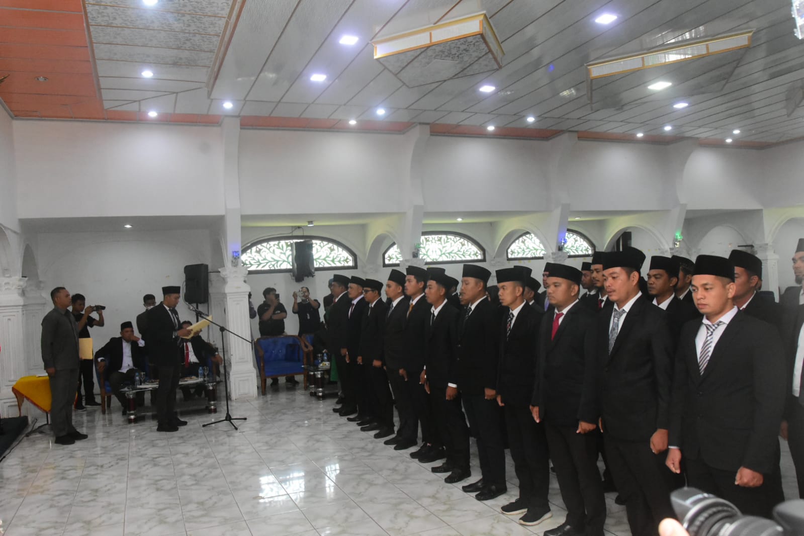 Wujudkan Pemilu Berintegritas, Ketua Panwaslu Kukuhkan 33 Orang Pengawas Kecamatan