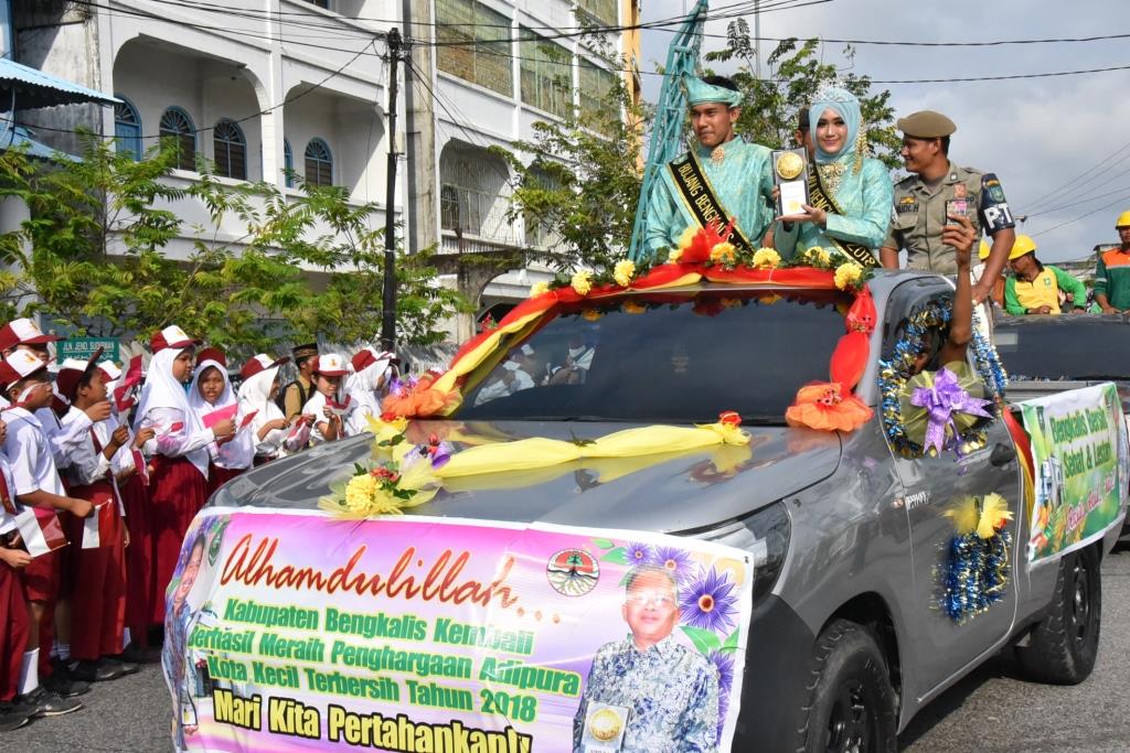 Piala Adipura Diarak Keliling Kota, Masyarakat Sambut Antusias