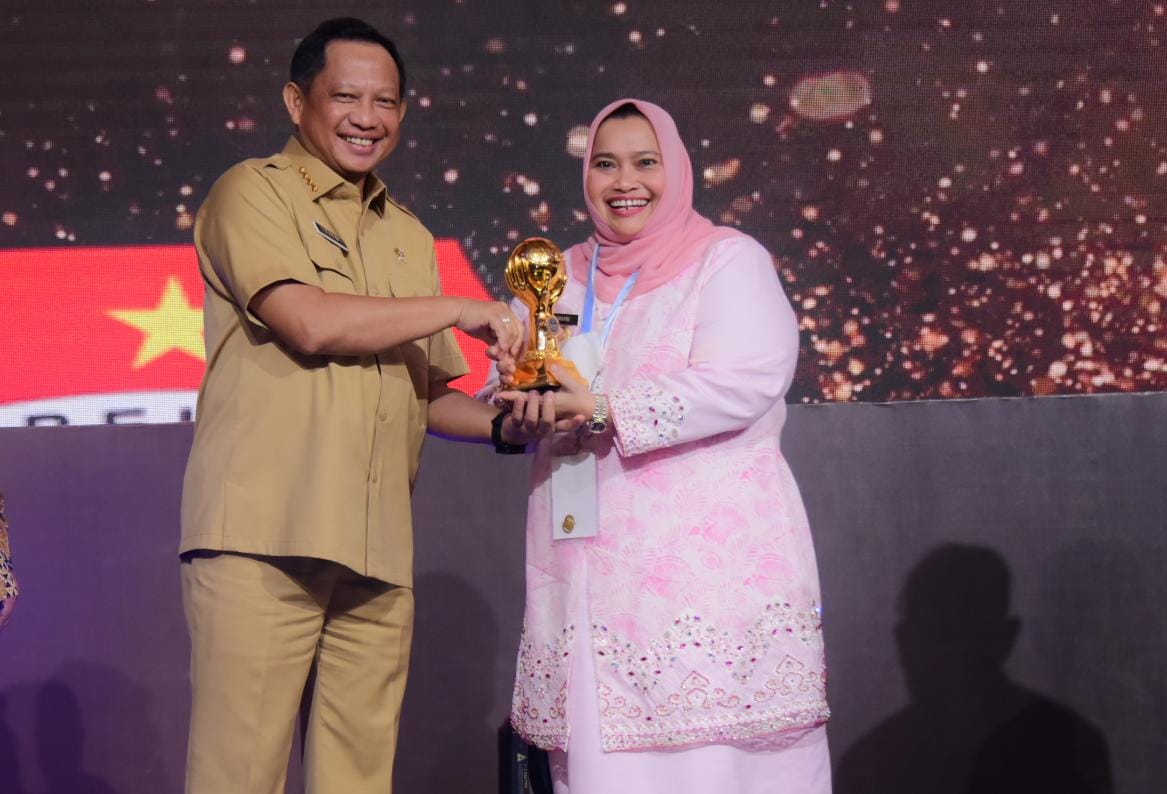 Komitmen Tinggi Terhadap Kualitas Kesehatan, Bupati Kasmarni Terima Penghargaan UHC Award 2023