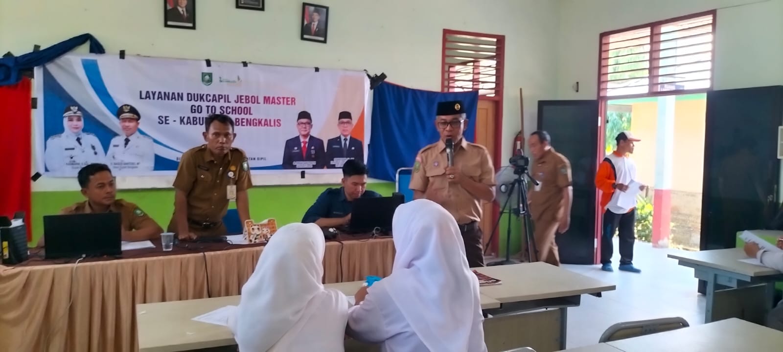 Disdukcapil Bengkalis Jemput Bola ke SMAN 1 Bantan, 114 Siswa Ikuti Perekaman KTP-el