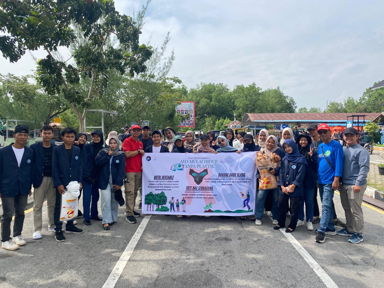 Mahasiswa Polbeng Bersama Tim MKWK Gelar Edukasi Pengurangan Plastik di Pelabuhan Roro