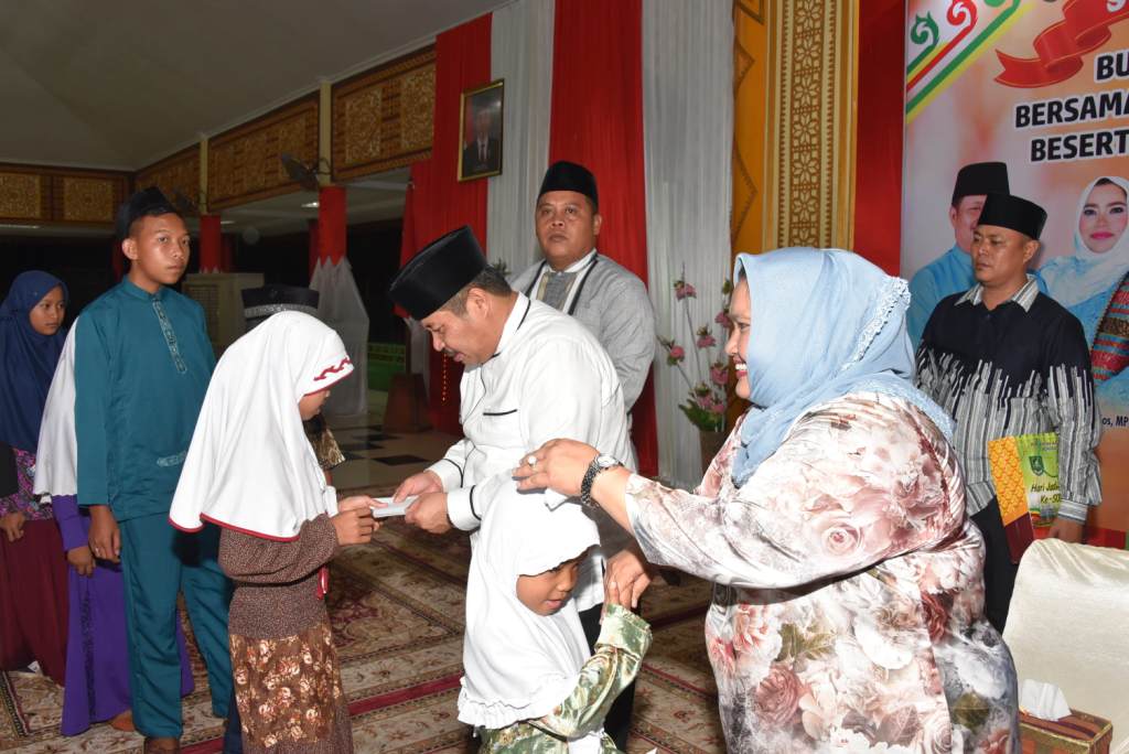 Bupati Bengkalis Serahkan Bantuan Kepada Anak Yatim Piatu dan Dhuafa