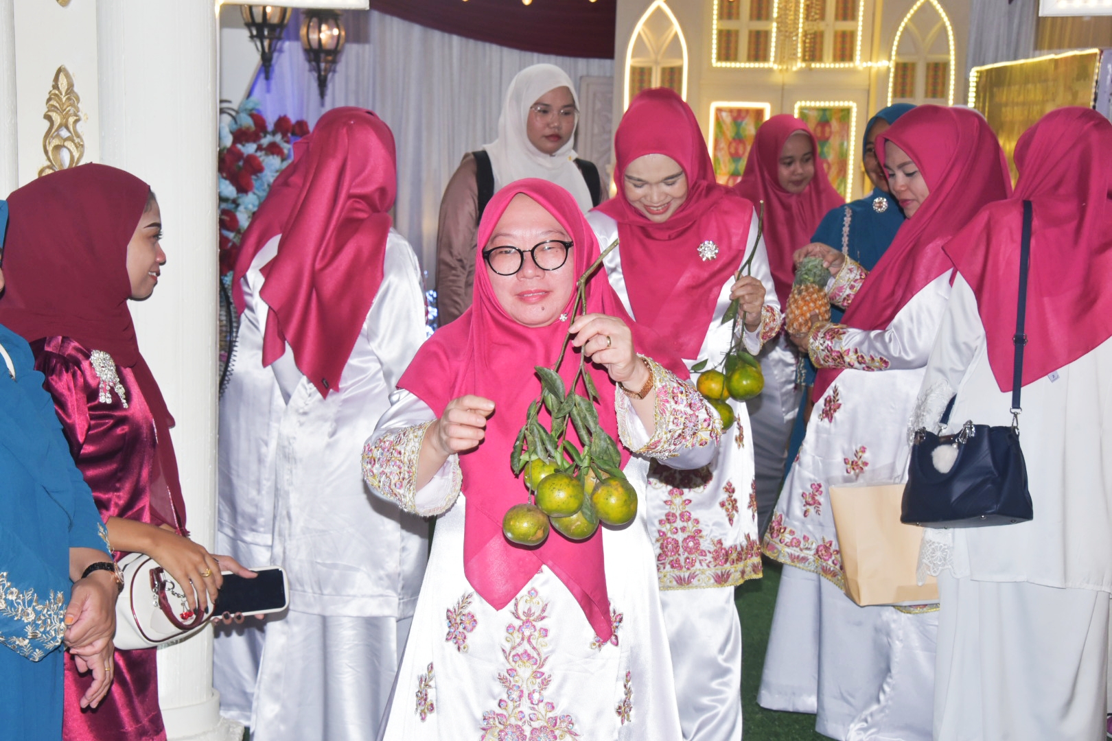 Tinjau Stand Bazar MTQ ke-21 Pinggir, Siti Asiyah Bangga dan Apresiasi dengan Kerajinan Ide Kreatif masyarakat Lokal