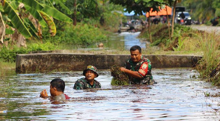 Kodim 0303 Bengkalis Gelar Karya Bakti Bersama Polri dan Pemerintah Daerah Tanggulangi Banjir