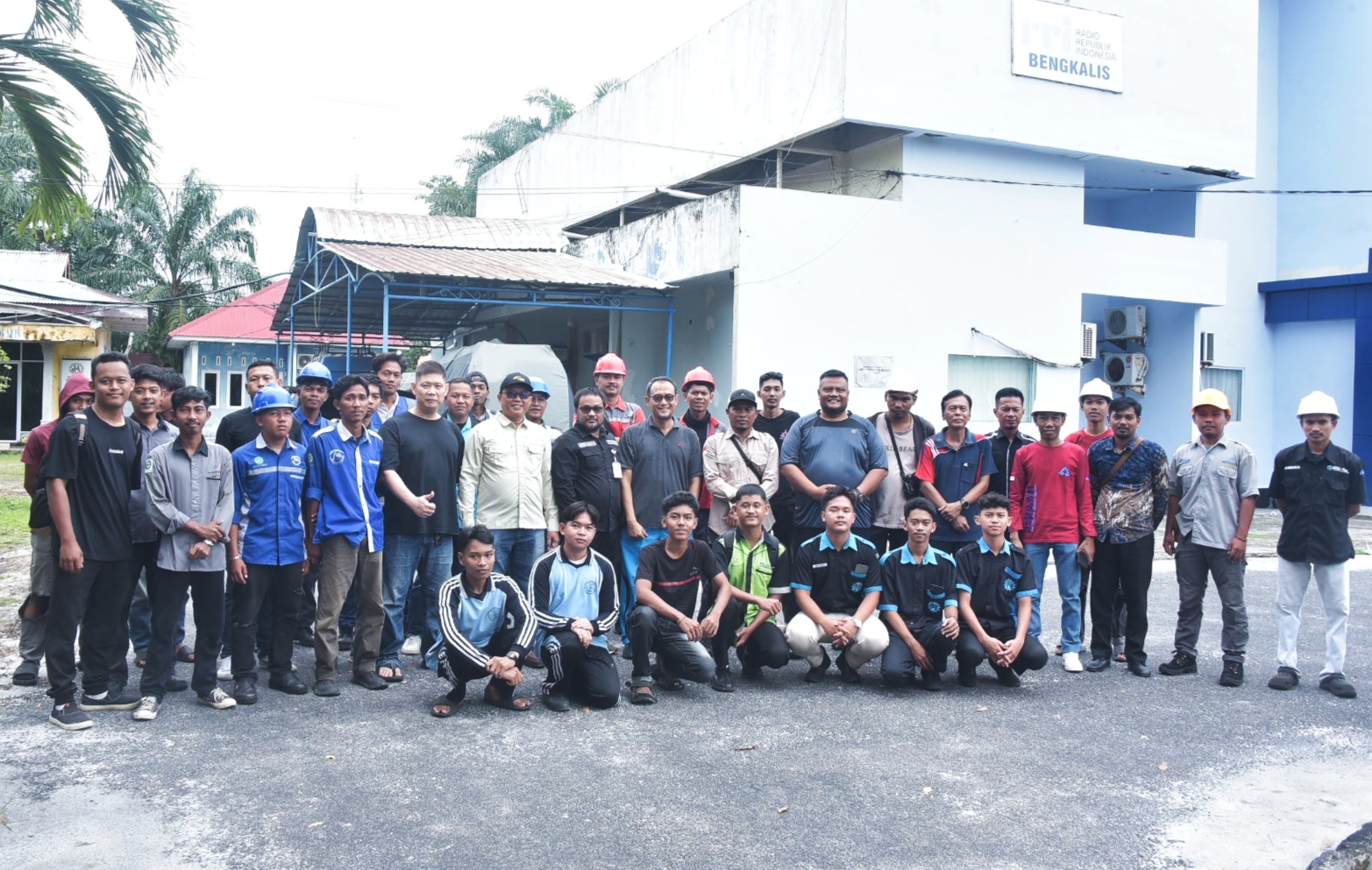 Jaga Estetika Kota, Diskominfotik Bengkalis bersama ISP Lakukan Penataan dan Perapian Kabel FO Internet